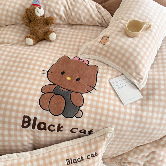 91家纺网 家纺一手货源 找家纺 艾特你 2025新款200克全工艺高克重牛奶绒贴布绣大包边四件套 美黑猫咪