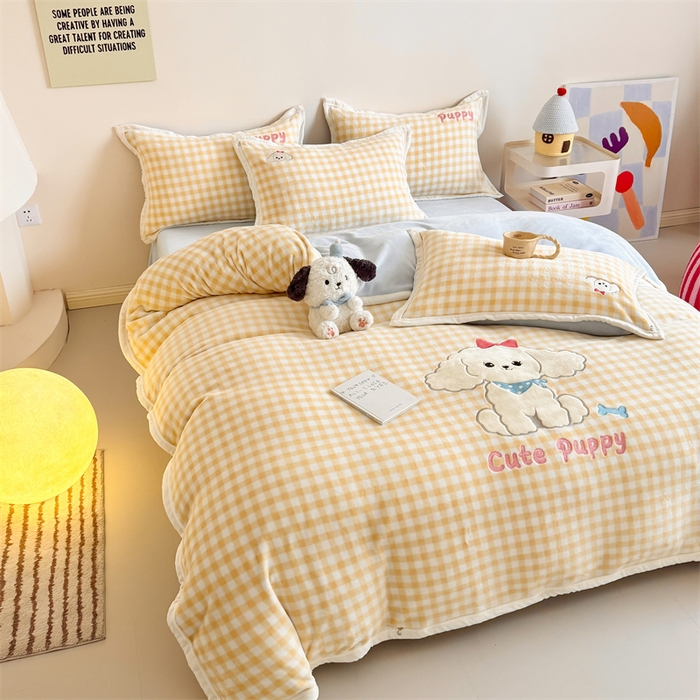 91家纺网 家纺一手货源 找家纺 艾特你 2025新款200克全工艺高克重牛奶绒贴布绣大包边四件套 可爱多