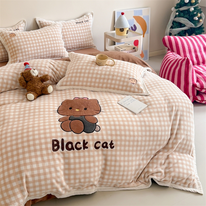 91家纺网 家纺一手货源 找家纺 艾特你 2025新款200克全工艺高克重牛奶绒贴布绣大包边四件套 美黑猫咪