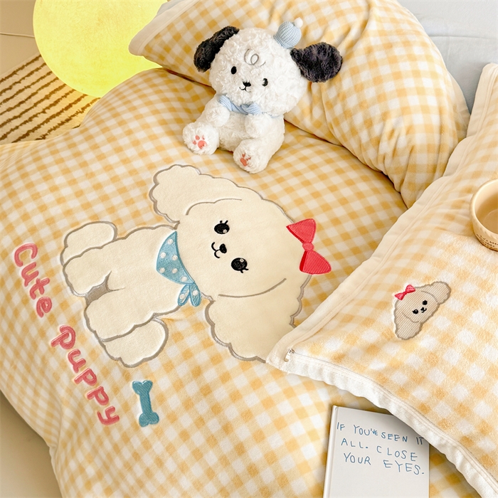 91家纺网 家纺一手货源 找家纺 艾特你 2025新款200克全工艺高克重牛奶绒贴布绣大包边四件套 可爱多