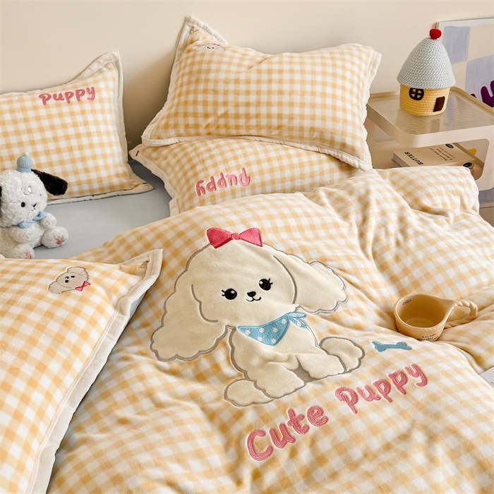 91家纺网 家纺一手货源 找家纺 艾特你 2025新款200克全工艺高克重牛奶绒贴布绣大包边四件套 可爱多