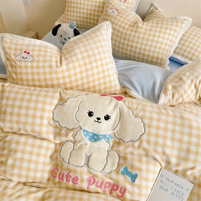 91家纺网 家纺一手货源 找家纺 艾特你 2025新款200克全工艺高克重牛奶绒贴布绣大包边四件套 可爱多