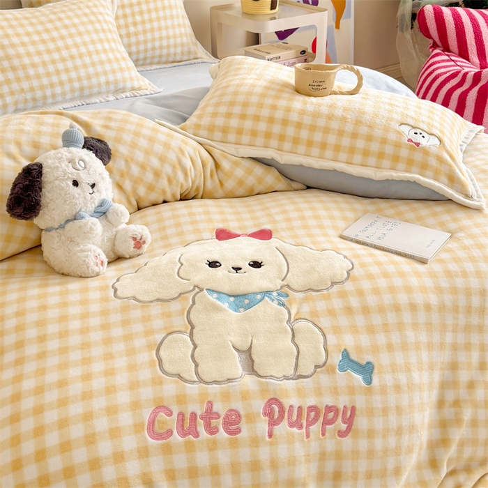 91家纺网 家纺一手货源 找家纺 艾特你 2025新款200克全工艺高克重牛奶绒贴布绣大包边四件套 可爱多