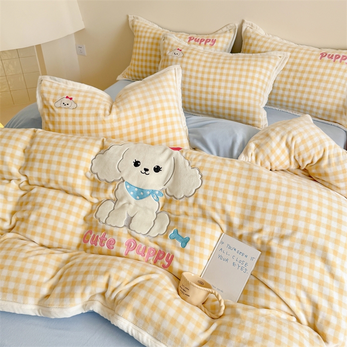 91家纺网 家纺一手货源 找家纺 艾特你 2025新款200克全工艺高克重牛奶绒贴布绣大包边四件套 可爱多