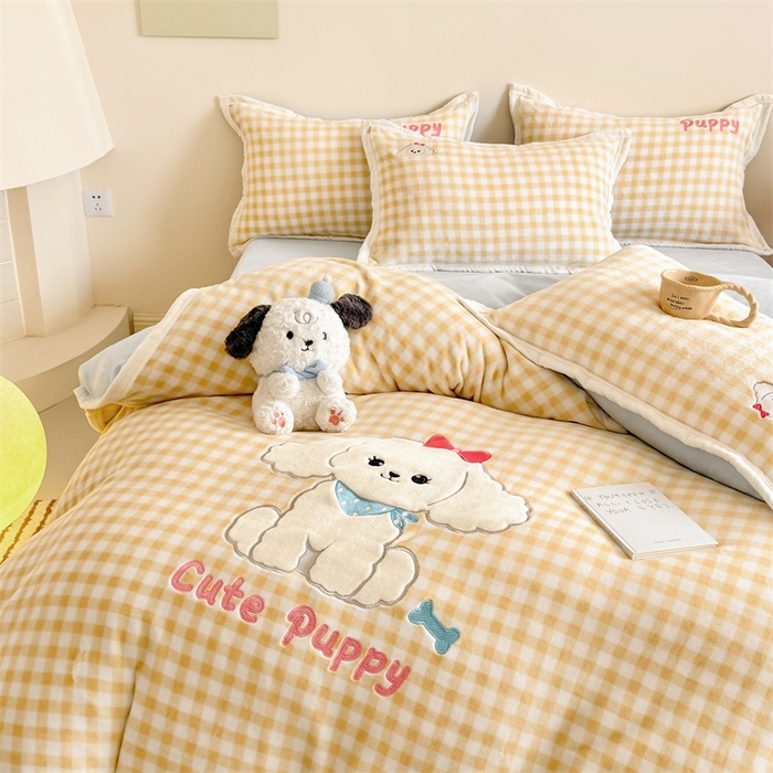 91家纺网 家纺一手货源 找家纺 艾特你 2025新款200克全工艺高克重牛奶绒贴布绣大包边四件套 可爱多