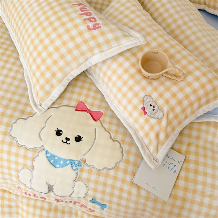 91家纺网 家纺一手货源 找家纺 艾特你 2025新款200克全工艺高克重牛奶绒贴布绣大包边四件套 可爱多