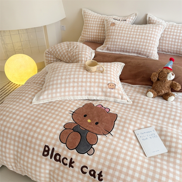 91家纺网 家纺一手货源 找家纺 艾特你 2025新款200克全工艺高克重牛奶绒贴布绣大包边四件套 美黑猫咪