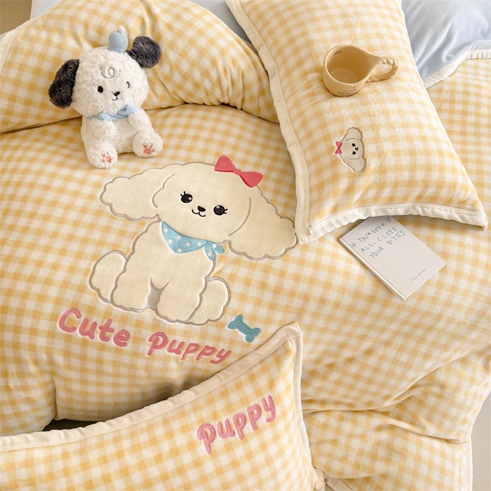 91家纺网 家纺一手货源 找家纺 艾特你 2025新款200克全工艺高克重牛奶绒贴布绣大包边四件套 可爱多