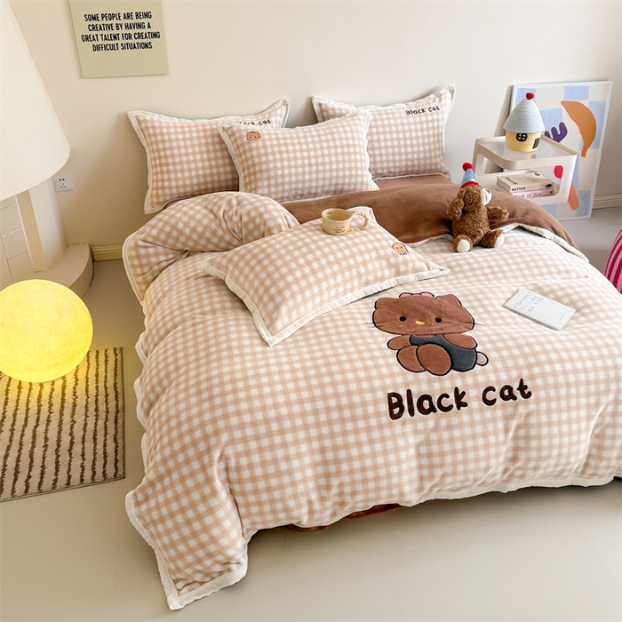 91家纺网 家纺一手货源 找家纺 艾特你 2025新款200克全工艺高克重牛奶绒贴布绣大包边四件套 美黑猫咪