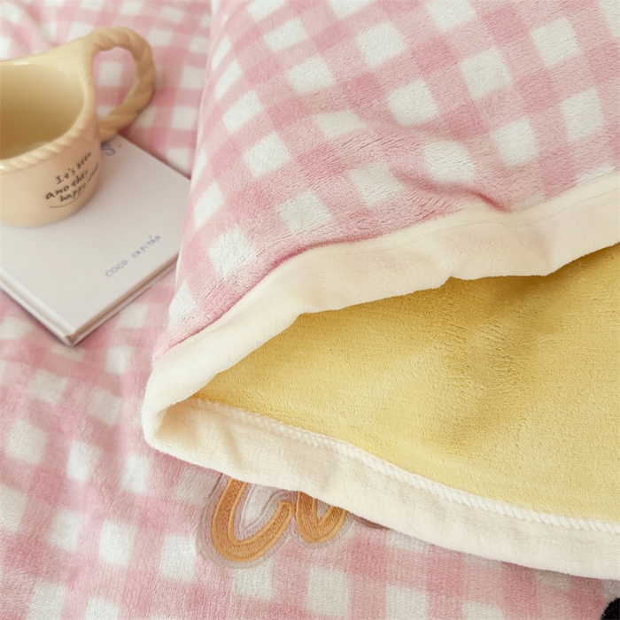 91家纺网 家纺一手货源 找家纺 艾特你 2025新款200克全工艺高克重牛奶绒贴布绣大包边四件套 小黑猫