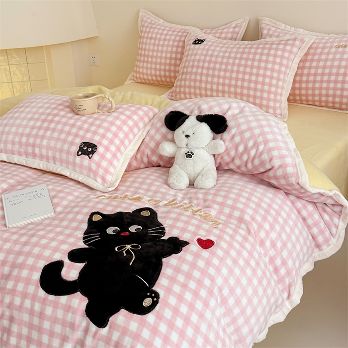 91家纺网 家纺一手货源 找家纺 艾特你 2025新款200克全工艺高克重牛奶绒贴布绣大包边四件套 小黑猫