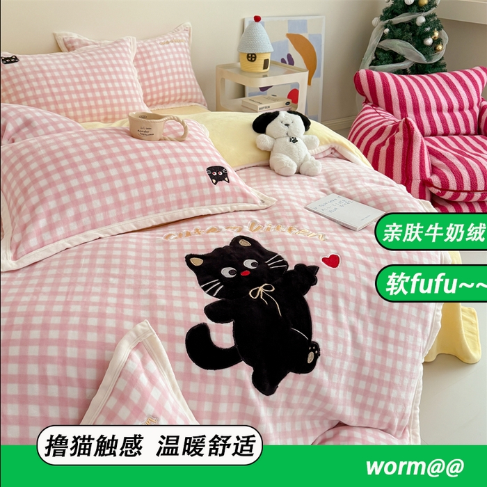 91家纺网 家纺一手货源 找家纺 艾特你 2025新款200克全工艺高克重牛奶绒贴布绣大包边四件套 小黑猫