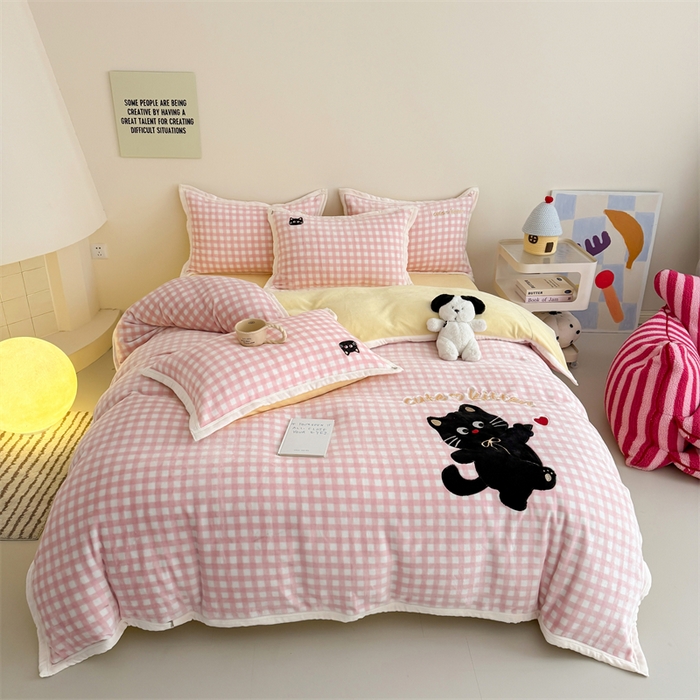 91家纺网 家纺一手货源 找家纺 艾特你 2025新款200克全工艺高克重牛奶绒贴布绣大包边四件套 小黑猫