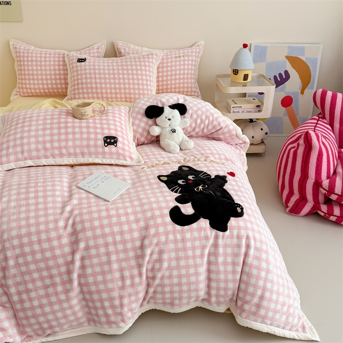 91家纺网 家纺一手货源 找家纺 艾特你 2025新款200克全工艺高克重牛奶绒贴布绣大包边四件套 小黑猫