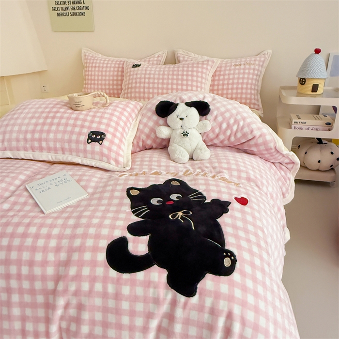 91家纺网 家纺一手货源 找家纺 艾特你 2025新款200克全工艺高克重牛奶绒贴布绣大包边四件套 小黑猫