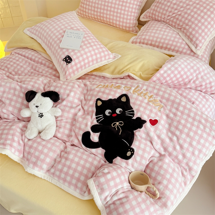 91家纺网 家纺一手货源 找家纺 艾特你 2025新款200克全工艺高克重牛奶绒贴布绣大包边四件套 小黑猫