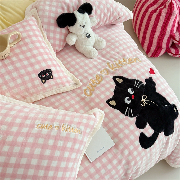 91家纺网 家纺一手货源 找家纺 艾特你 2025新款200克全工艺高克重牛奶绒贴布绣大包边四件套 小黑猫