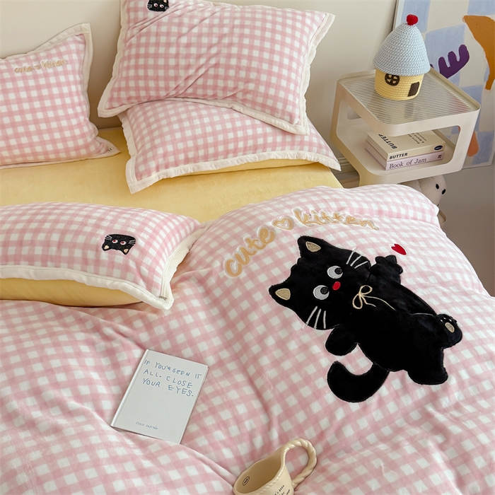 91家纺网 家纺一手货源 找家纺 艾特你 2025新款200克全工艺高克重牛奶绒贴布绣大包边四件套 小黑猫