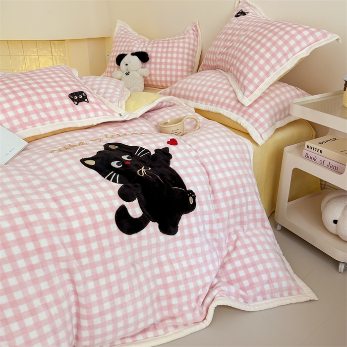 91家纺网 家纺一手货源 找家纺 艾特你 2025新款200克全工艺高克重牛奶绒贴布绣大包边四件套 小黑猫