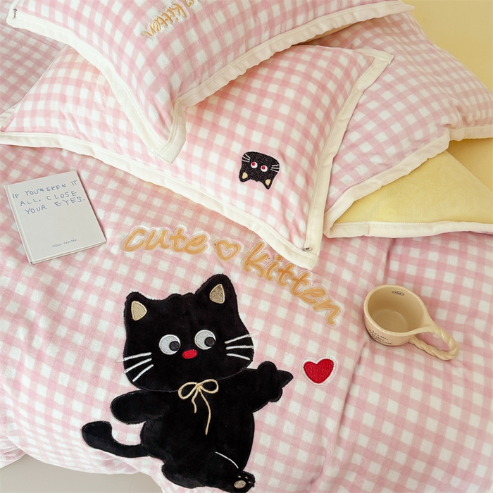 91家纺网 家纺一手货源 找家纺 艾特你 2025新款200克全工艺高克重牛奶绒贴布绣大包边四件套 小黑猫