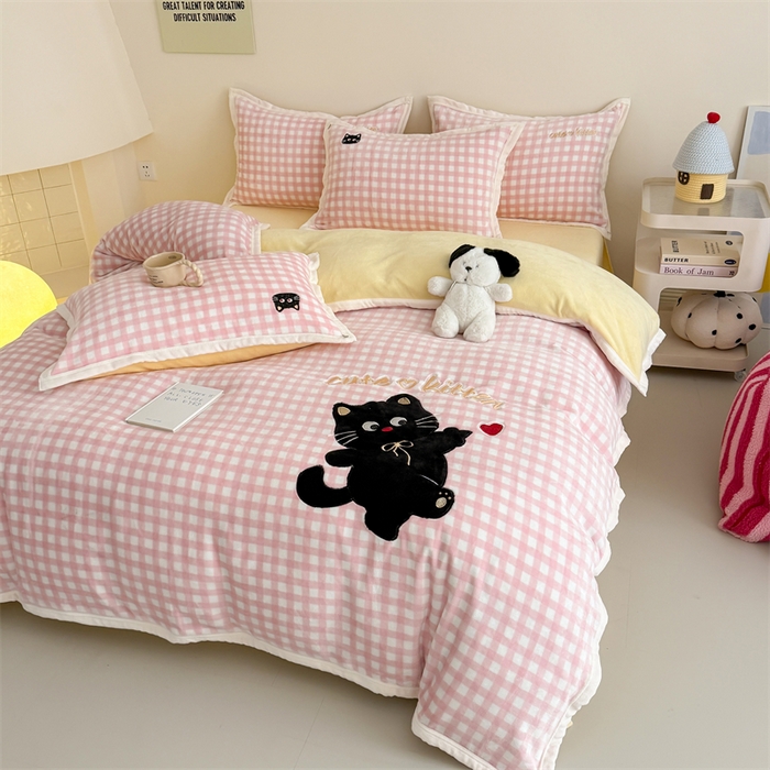 91家纺网 家纺一手货源 找家纺 艾特你 2025新款200克全工艺高克重牛奶绒贴布绣大包边四件套 小黑猫