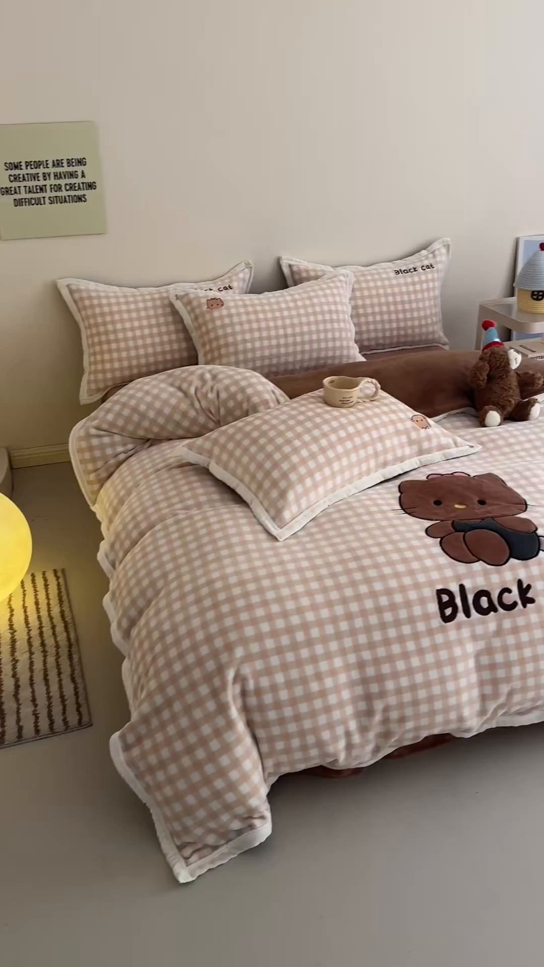 91家纺网 家纺一手货源 找家纺 艾特你 2025新款200克全工艺高克重牛奶绒贴布绣大包边四件套 美黑猫咪