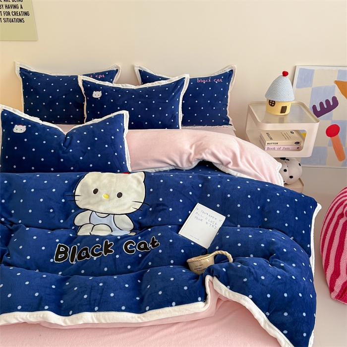 91家纺网 家纺一手货源 找家纺 艾特你 2025新款200克全工艺高克重牛奶绒贴布绣大包边四件套 蓝色猫咪