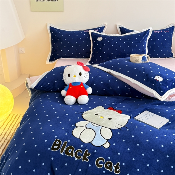 91家纺网 家纺一手货源 找家纺 艾特你 2025新款200克全工艺高克重牛奶绒贴布绣大包边四件套 蓝色猫咪