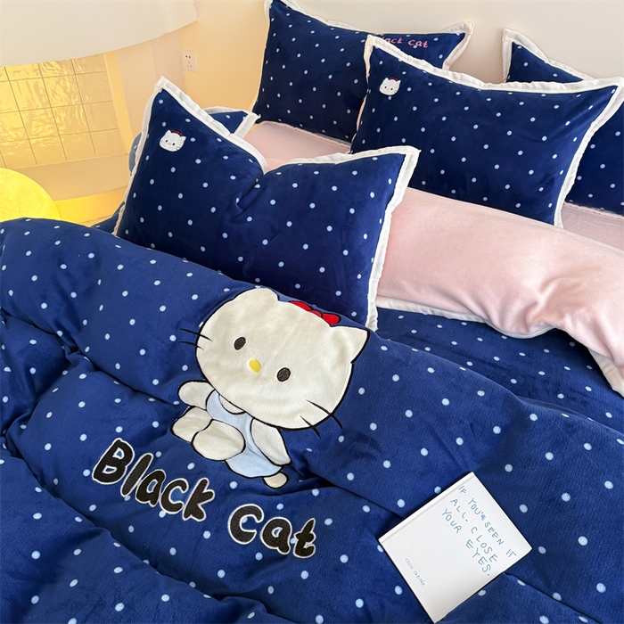 91家纺网 家纺一手货源 找家纺 艾特你 2025新款200克全工艺高克重牛奶绒贴布绣大包边四件套 蓝色猫咪