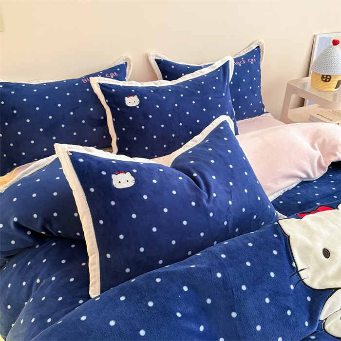 91家纺网 家纺一手货源 找家纺 艾特你 2025新款200克全工艺高克重牛奶绒贴布绣大包边四件套 蓝色猫咪