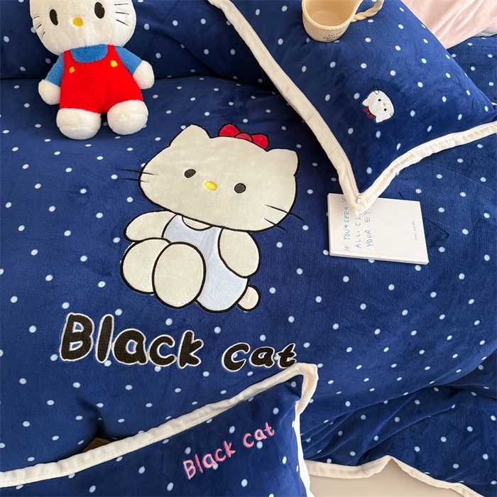 91家纺网 家纺一手货源 找家纺 艾特你 2025新款200克全工艺高克重牛奶绒贴布绣大包边四件套 蓝色猫咪