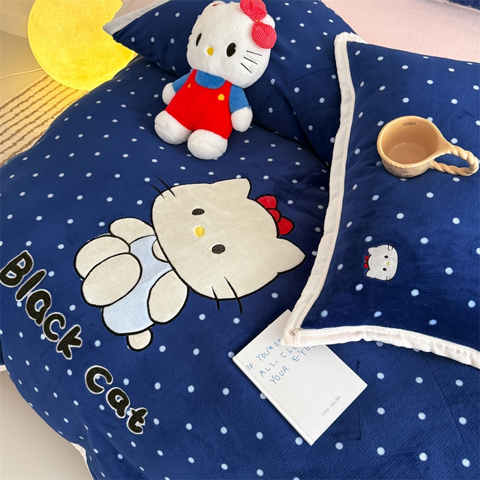 91家纺网 家纺一手货源 找家纺 艾特你 2025新款200克全工艺高克重牛奶绒贴布绣大包边四件套 蓝色猫咪