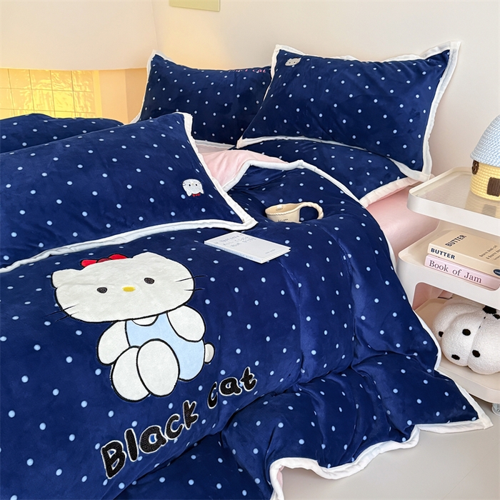 91家纺网 家纺一手货源 找家纺 艾特你 2025新款200克全工艺高克重牛奶绒贴布绣大包边四件套 蓝色猫咪