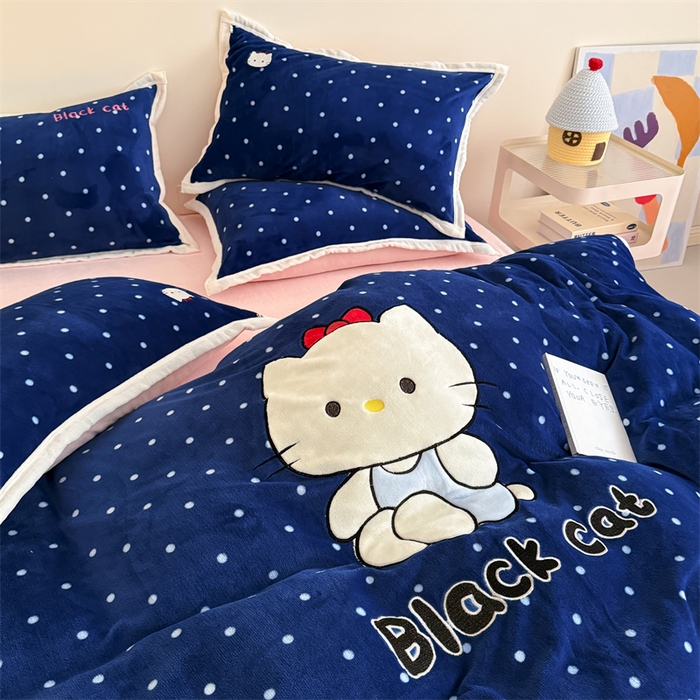 91家纺网 家纺一手货源 找家纺 艾特你 2025新款200克全工艺高克重牛奶绒贴布绣大包边四件套 蓝色猫咪