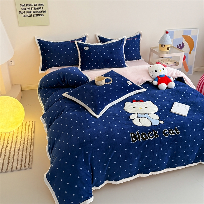 91家纺网 家纺一手货源 找家纺 艾特你 2025新款200克全工艺高克重牛奶绒贴布绣大包边四件套 蓝色猫咪