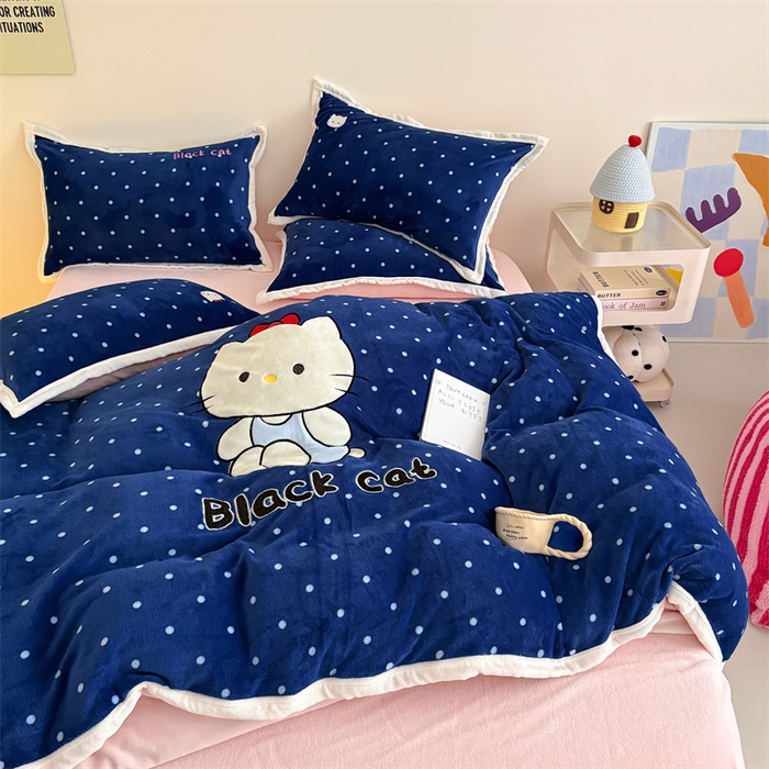 91家纺网 家纺一手货源 找家纺 艾特你 2025新款200克全工艺高克重牛奶绒贴布绣大包边四件套 蓝色猫咪