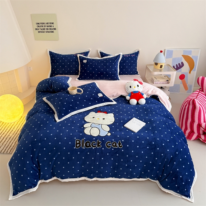 91家纺网 家纺一手货源 找家纺 艾特你 2025新款200克全工艺高克重牛奶绒贴布绣大包边四件套 蓝色猫咪