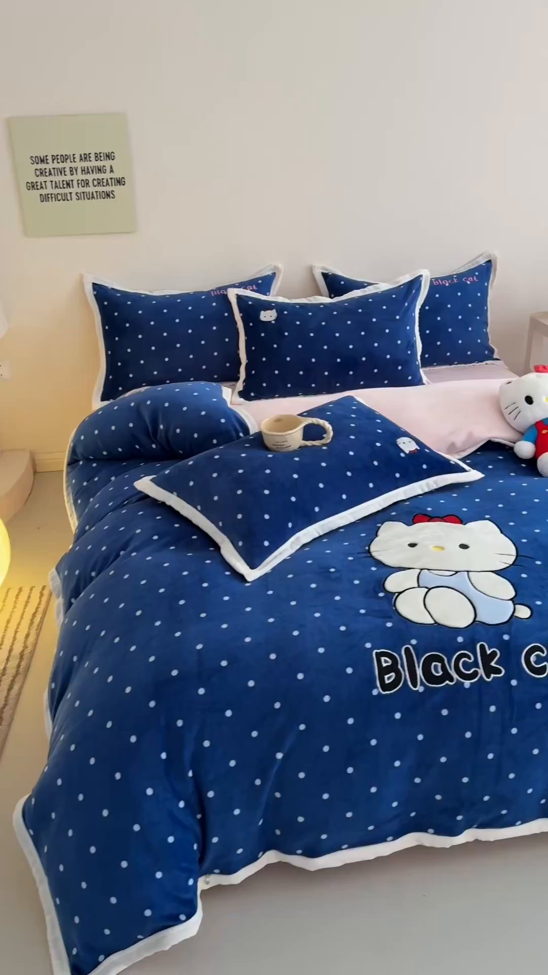 91家纺网 家纺一手货源 找家纺 艾特你 2025新款200克全工艺高克重牛奶绒贴布绣大包边四件套 蓝色猫咪