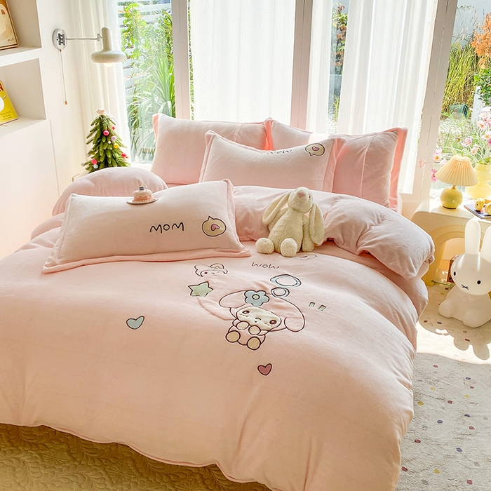 91家纺网 家纺一手货源 找家纺 （总）棉生活家纺 2025新款卡通牛奶绒贴布绣系列四件套