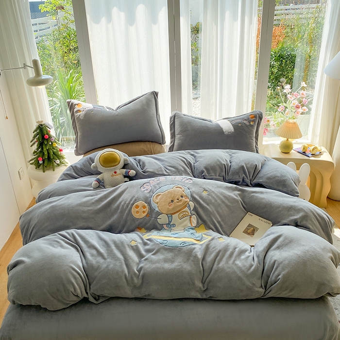 91家纺网 家纺一手货源 找家纺 （总）棉生活家纺 2025新款卡通牛奶绒贴布绣系列四件套