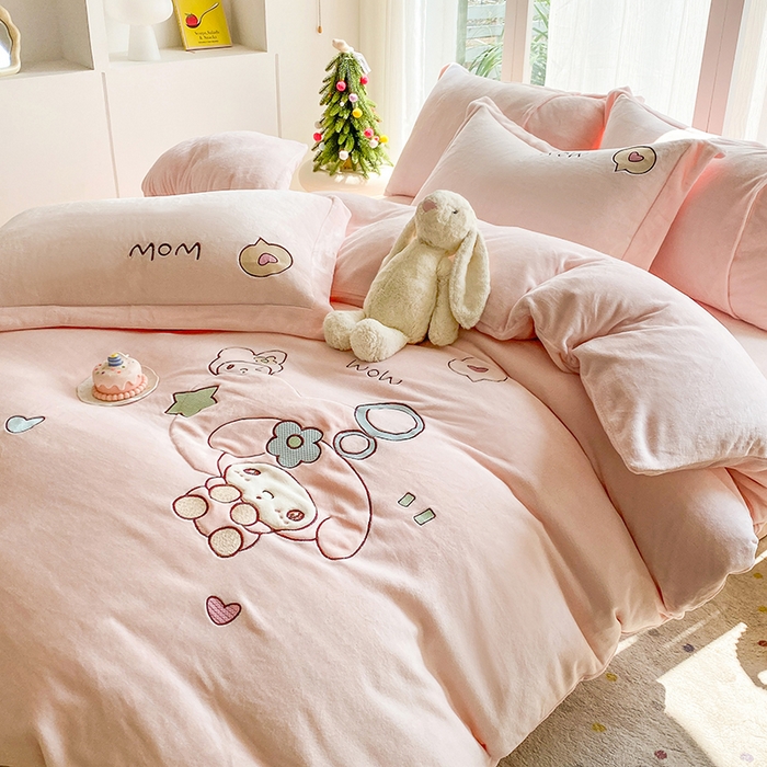 91家纺网 家纺一手货源 找家纺 （总）棉生活家纺 2025新款卡通牛奶绒贴布绣系列四件套