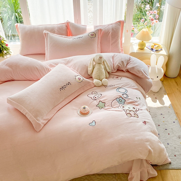 91家纺网 家纺一手货源 找家纺 （总）棉生活家纺 2025新款卡通牛奶绒贴布绣系列四件套