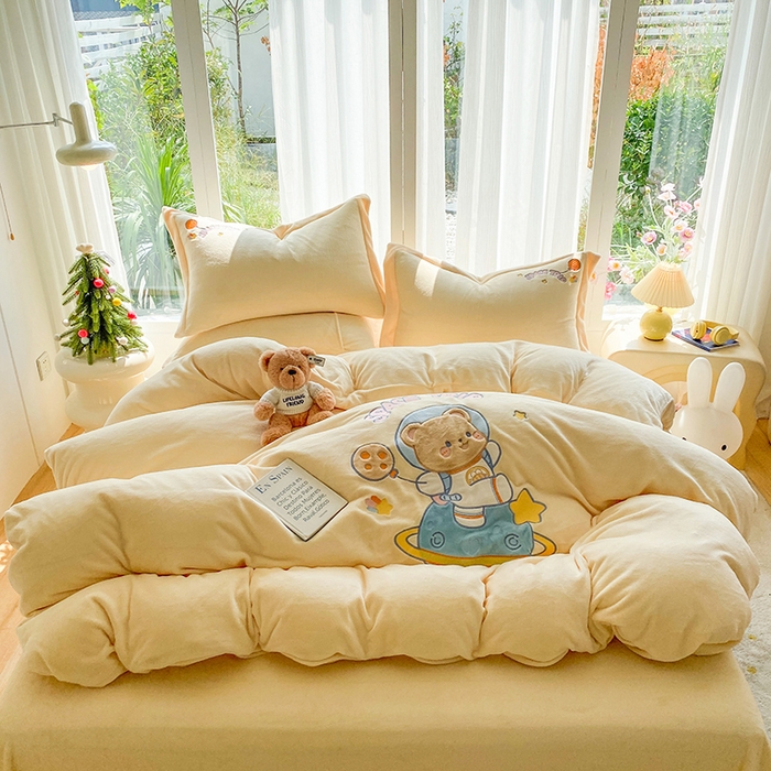 棉生活家纺 2025新款卡通牛奶绒贴布绣系列四件套 太空旅行 奶黄