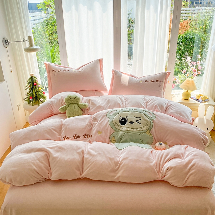 91家纺网 家纺一手货源 找家纺 （总）棉生活家纺 2025新款卡通牛奶绒贴布绣系列四件套