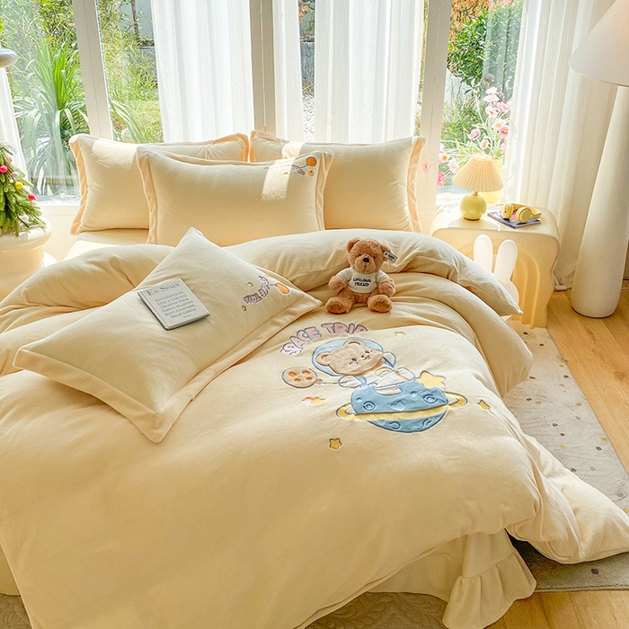 91家纺网 家纺一手货源 找家纺 棉生活家纺 2025新款卡通牛奶绒贴布绣系列四件套 太空旅行 奶黄