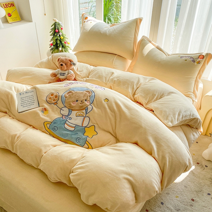 91家纺网 家纺一手货源 找家纺 棉生活家纺 2025新款卡通牛奶绒贴布绣系列四件套 太空旅行 奶黄