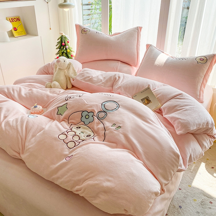 91家纺网 家纺一手货源 找家纺 （总）棉生活家纺 2025新款卡通牛奶绒贴布绣系列四件套