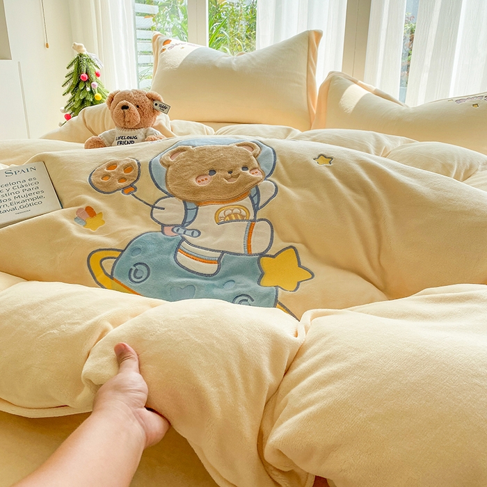 91家纺网 家纺一手货源 找家纺 棉生活家纺 2025新款卡通牛奶绒贴布绣系列四件套 太空旅行 奶黄