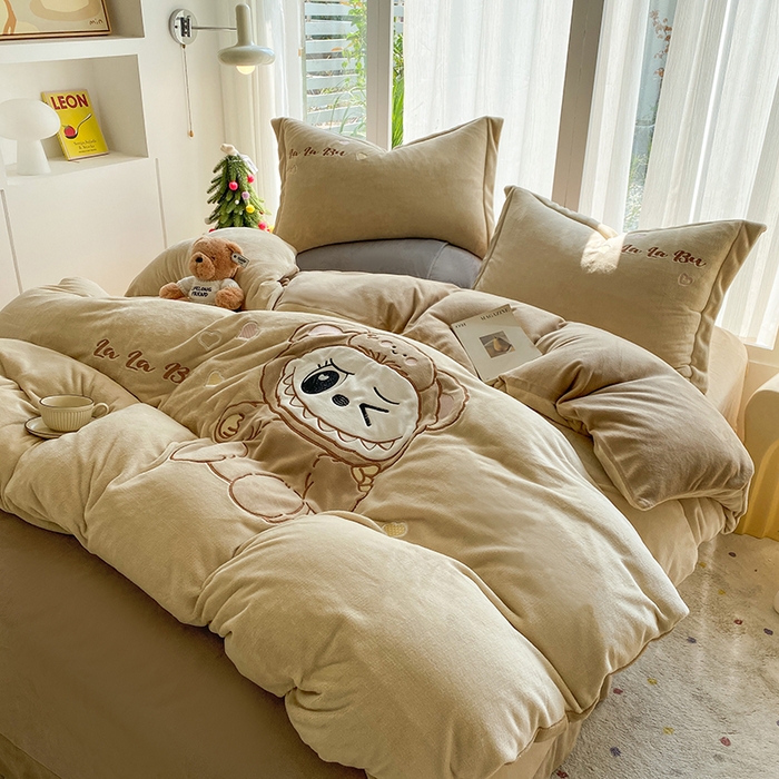 91家纺网 家纺一手货源 找家纺 棉生活家纺 2025新款卡通牛奶绒贴布绣系列四件套 啦卟卟 咖