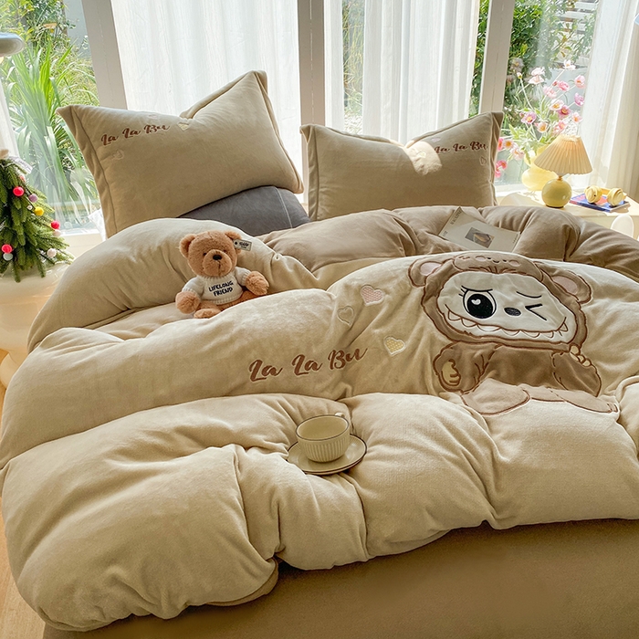 91家纺网 家纺一手货源 找家纺 棉生活家纺 2025新款卡通牛奶绒贴布绣系列四件套 啦卟卟 咖